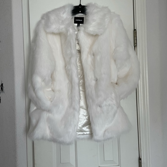 - Faux fur coat - Picture 3 of 6